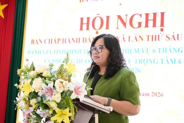  Đồng chí Lê Thị Vinh Hương - Tỉnh ủy viên, Bí thư Đảng ủy xã Tuy Phước phát biểu tại hội nghị. Ảnh: N.H 