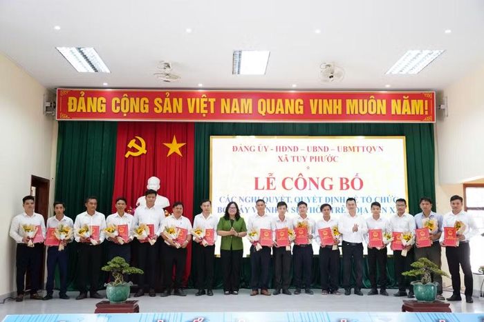  Lãnh đạo Đảng ủy xã Tuy Phước trao quyết định chỉ định trưởng thôn lâm thời cho 15 thôn trên địa bàn. Ảnh: N.H 