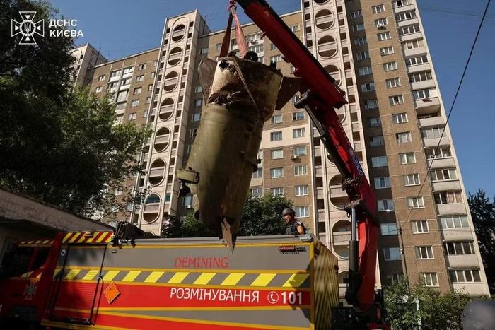  Mảnh vỡ tên lửa còn sót lại tại Kiev sau trận tập kích ngày 28-6. Ảnh: Reuters 