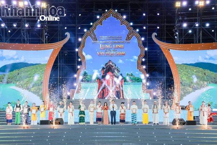 Đại diện Ban tổ chức trao giải A cho các phần thi văn hóa, du lịch xuất sắc trong ngày hội.