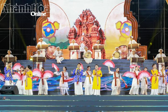 Tiết mục "Tiếng trống ginăng, tiếng trống hòa bình" của đoàn Khánh Hòa.