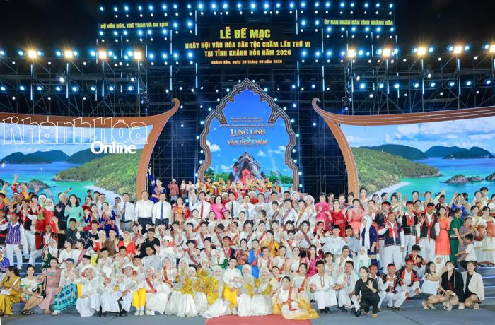 Các đồng chí lãnh đạo và đại biểu chung vui với các nghệ nhân, nghệ sĩ, diễn viên đã góp phần làm nên thành công của ngày hội.