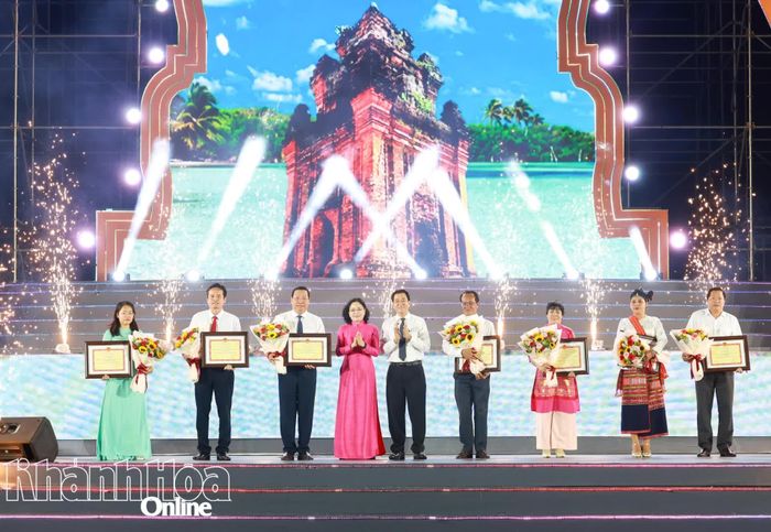 Thứ trưởng Trịnh Thị Thủy cùng đồng chí Nguyễn Long Biên trao bằng khen cho các đoàn tham gia ngày hội. 