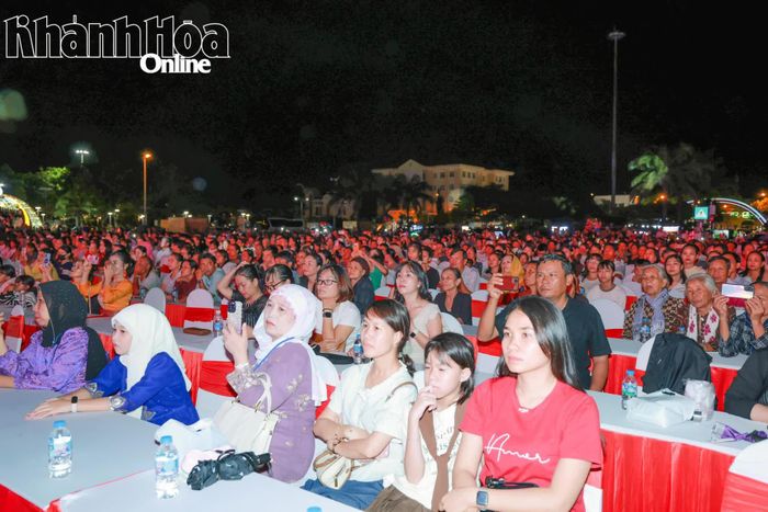Đông đảo Nhân dân đến theo dõi chương trình lễ bế mạc ngày hội.