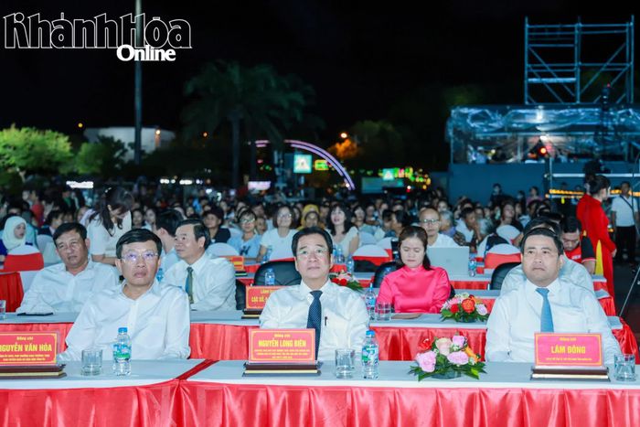 Các đồng chí lãnh đạo tỉnh Khánh Hòa tham dự lễ bế mạc.
