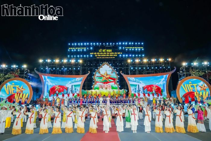 Ngày hội Văn hóa dân tộc Chăm lần thứ VI khép lại bằng liên khúc "Người Chăm vui hội - Việt Nam ngày mới". 