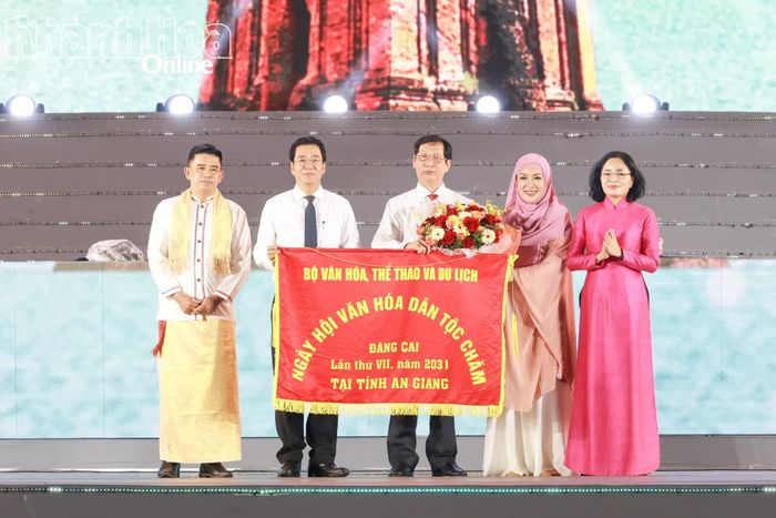 Lãnh đạo tỉnh An Giang nhận cờ đăng cai tổ chức Ngày hội Văn hóa dân tộc Chăm lần thứ VII.