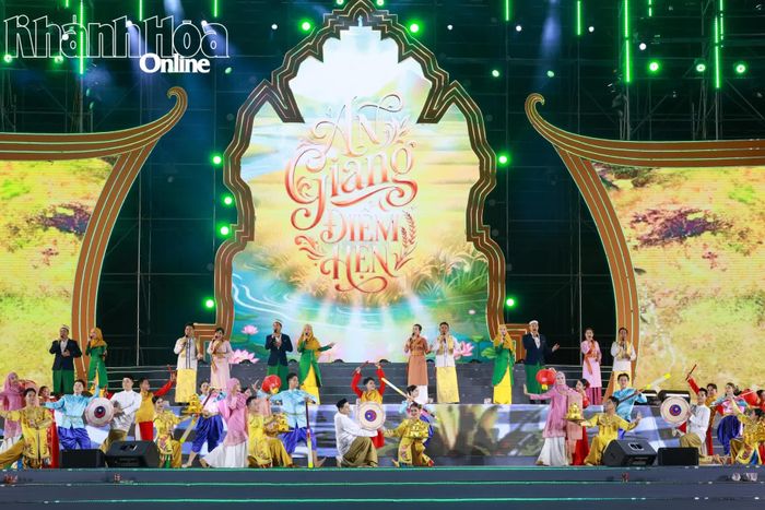 Đoàn nghệ thuật quần chúng tỉnh An Giang biểu diễn tiết mục "An Giang điểm hẹn" chào đón sự kiện đăng cai Ngày hội Văn hóa dân tộc Chăm lần thứ VII.