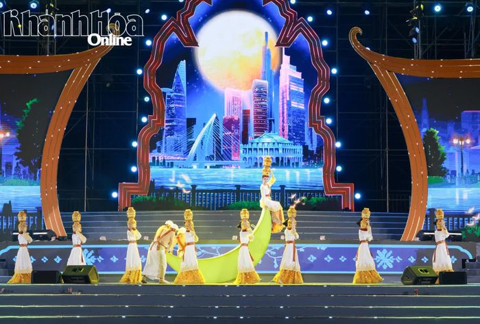 Tiết mục "Bến sông trăng" của đoàn TP. Hồ Chí Minh.
