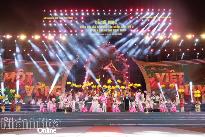 Tiết mục "Một vòng Việt Nam" mở đầu chương trình lễ bế mạc.