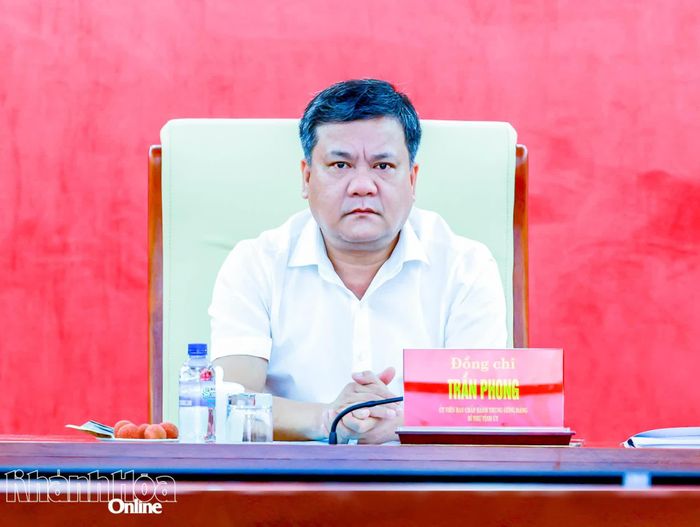 Bí thư Tỉnh ủy Trần Phong phát biểu tại hội nghị.
