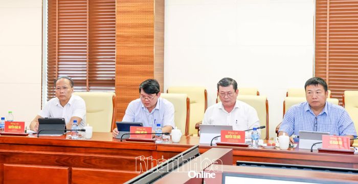 Đồng chí Nguyễn Khắc Hà và các đại biểu dự hội nghị.
