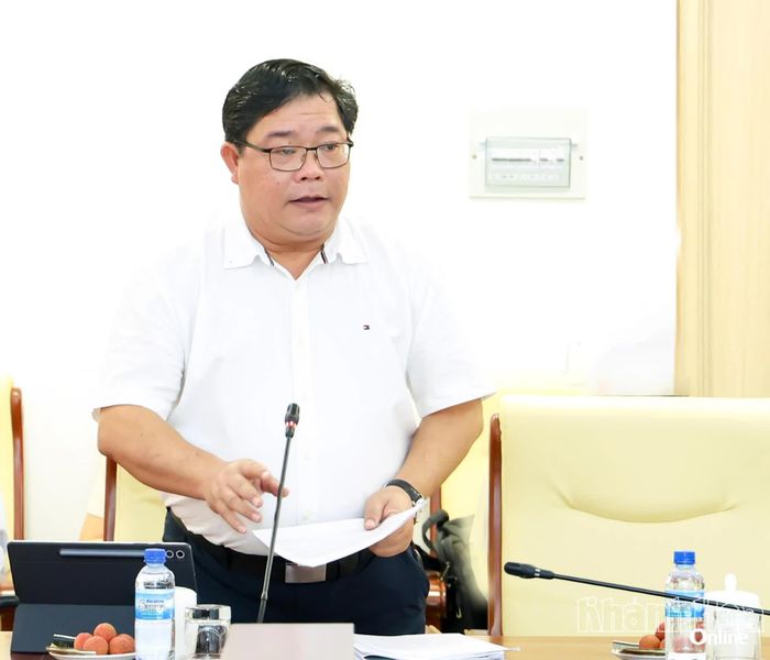 Đại diện Đảng ủy UBND tỉnh trình bày dự thảo báo cáo tình hình thực hiện kế hoạch phát triển kinh tế - xã hội 6 tháng đầu năm 2026.