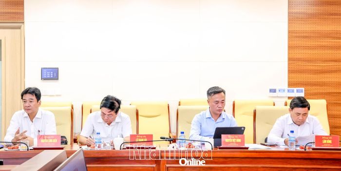 Các đồng chí: Lâm Đông, Nguyễn Việt Hùng và các đại biểu dự hội nghị.
