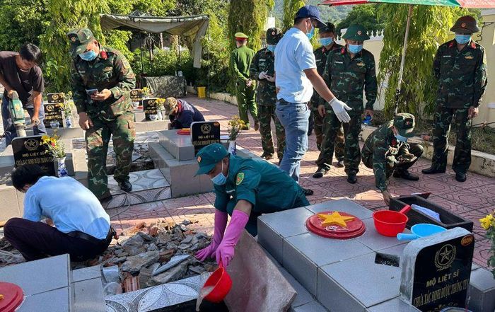 Các lực lượng tiến hành khai quật mộ liệt sĩ để lấy mẫu sinh phẩm hài cốt phục vụ giám định ADN.