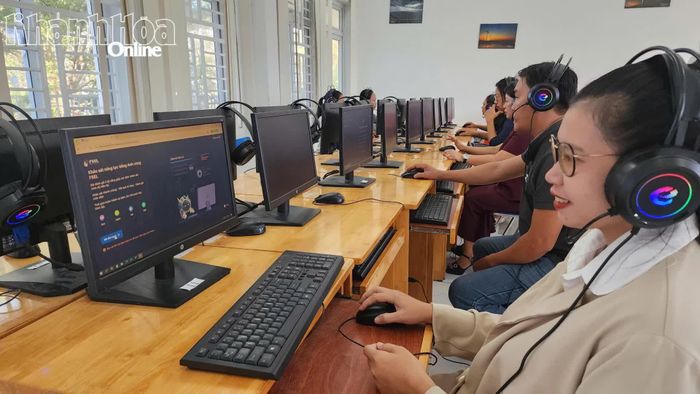 Các giáo viên tham gia khảo sát năng lực tiếng Anh.