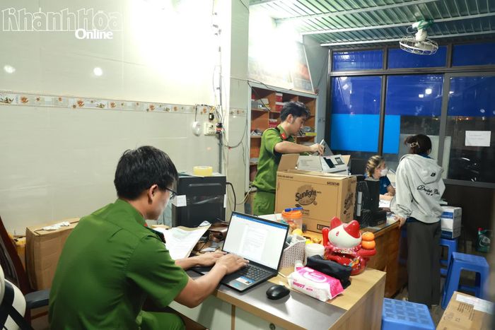 Cơ quan điều tra thu giữ các tài liệu tại bộ phận kế toán của doanh nghiệp do bị can Đỗ Ngọc Quang làm giám đốc.