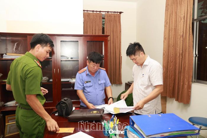 Cơ quan điều tra khám xét nơi làm việc của bị can Trần Huỳnh Kiến Trúc.