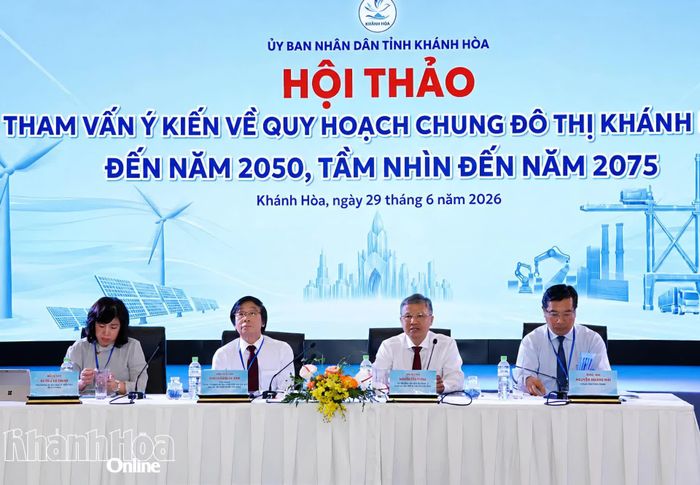 Các đại biểu chủ trì hội thảo.