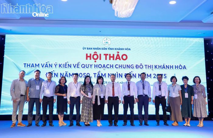 Các đại biểu chụp hình lưu niệm sau hội thảo.