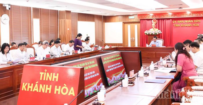 Lãnh đạo Sở Dân tộc và Tôn giáo báo cáo tại buổi làm việc.