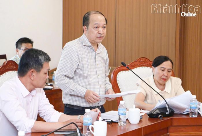 Lãnh đạo Sở Y tế báo cáo tại cuộc họp.