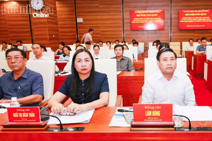 Chủ tịch HĐND tỉnh Lâm Đông và các đại biểu dự hội nghị ở điểm cầu Tỉnh ủy Khánh Hòa.