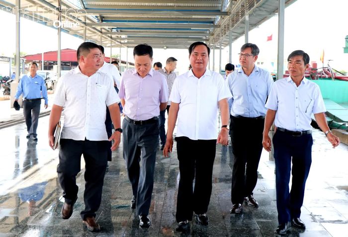 Thứ trưởng Bộ Nông nghiệp và Môi trường Võ Văn Hưng và các thành viên đoàn công tác đi khảo sát thực địa.
