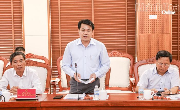 Lãnh đạo Sở Nông nghiệp và Môi trường báo cáo một số nội dung tại buổi làm việc.