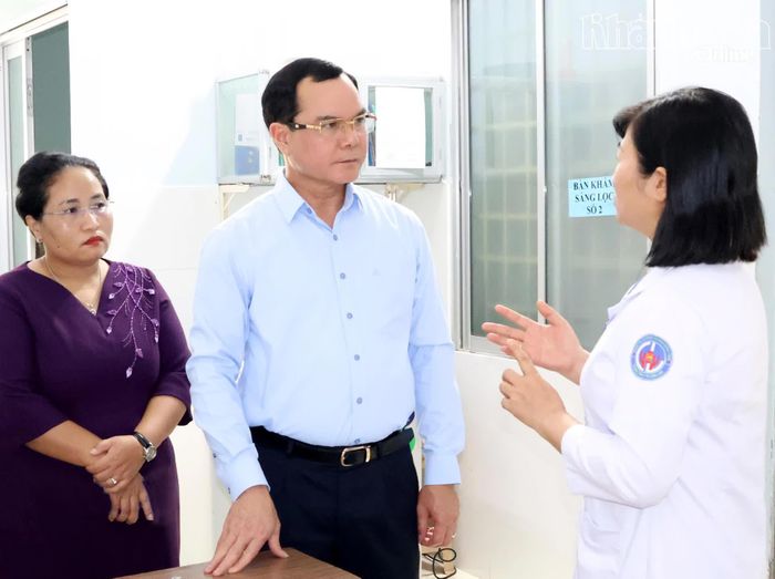 Đồng chí Nguyễn Đình Khang thăm hỏi tình hình hoạt động Trạm Y tế xã Cam Hiệp.