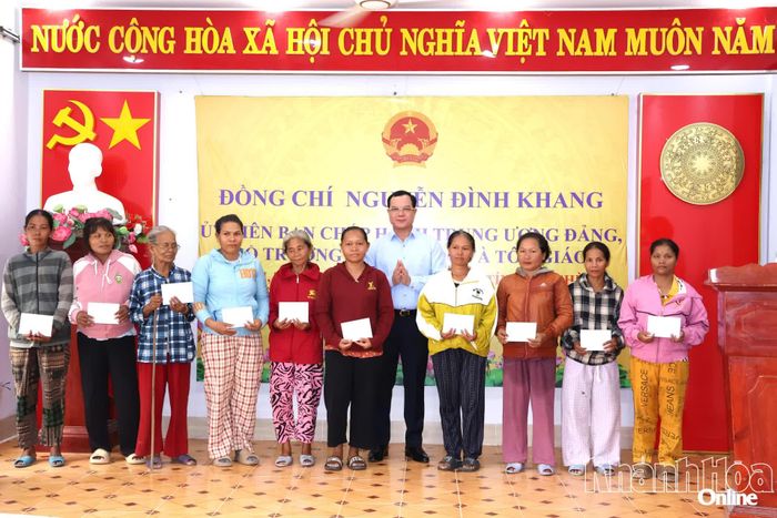 Đồng chí Nguyễn Đình Khang trao quà cho các hộ nghèo là đồng bào dân tộc thiểu số xã Cam Hiệp.