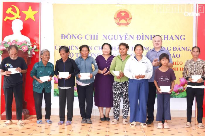 Đồng chí Chamaleá Thị Thủy và đại diện đoàn công tác trao quà cho các hộ nghèo.