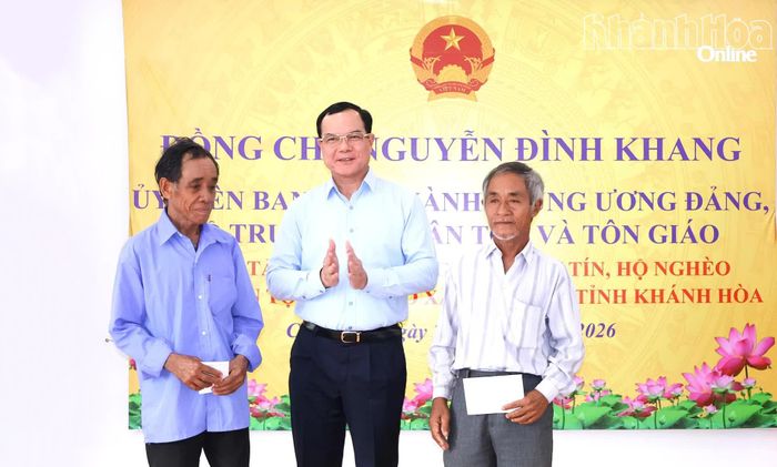 Đồng chí Nguyễn Đình Khang trao quà cho người có uy tín xã Cam Hiệp.