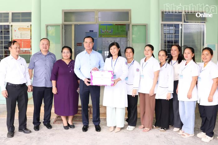 Đồng chí Nguyễn Đình Khang và đồng chí Chamaleá Thị Thủy cùng các thành viên đoàn công tác trao quà cho Trạm Y tế xã Cam Hiệp.