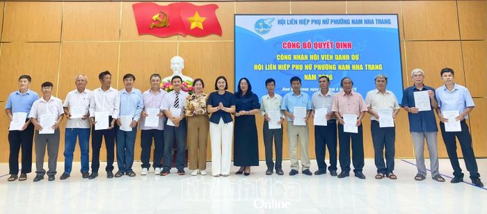 Hội Liên hiệp Phụ nữ phường trao quyết định kết nạp hội viên danh dự.