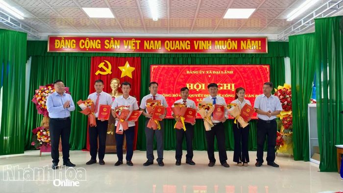 Lãnh đạo xã Đại Lãnh trao quyết định cho các cán bộ được bổ nhiệm thuộc khối chính quyền.