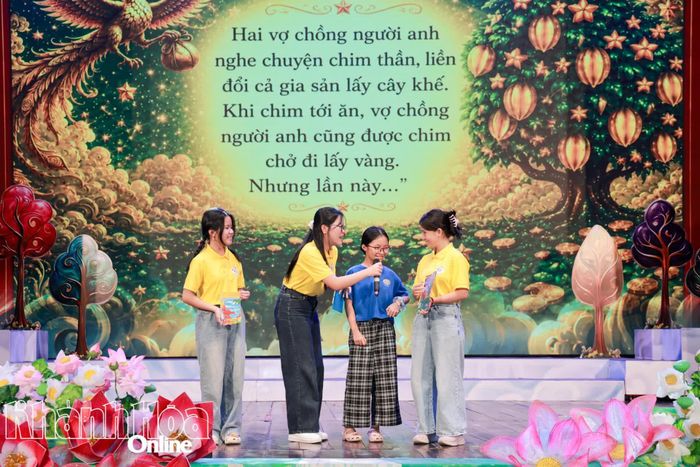 Thiếu nhi thích thú với những trò chơi được tổ chức trước buổi diễn.