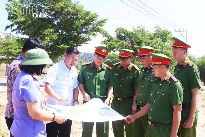 Phòng Cảnh sát kinh tế Công an tỉnh phối hợp với Công an xã Phước Dinh, chính quyền địa phương kiểm tra thực địa vùng "lõi" Dự án Nhà máy điện hạt nhân Ninh Thuận 1.