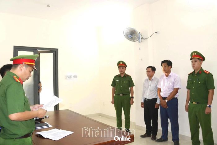 Cơ quan Cảnh sát điều tra Công an tỉnh Khánh Hòa thi hành lệnh bắt tạm giam 2 bị can Trần Huỳnh Kiến Trúc và Đỗ Ngọc Quang.