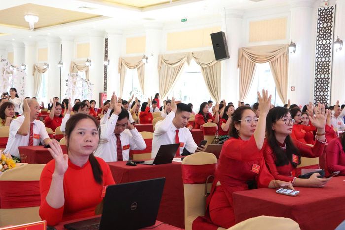 Đại biểu biểu quyết thông qua Nghị quyết Đại hội.