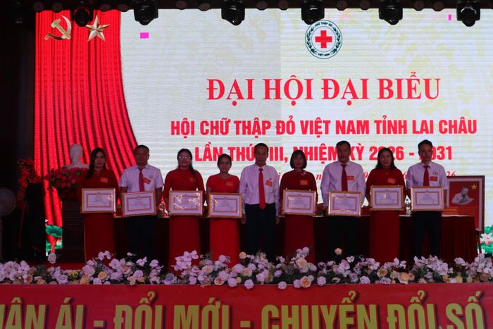 Đồng chí Bùi Việt Cường – Chủ tịch Hội CTĐ tỉnh trao giấy khen cho các cá nhân có thành tích xuất sắc đóng góp trong công tác nhân đạo giai đoạn 2022-2026.