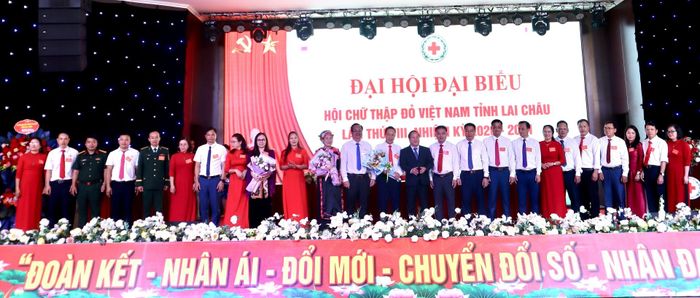 Các đồng chí: Vũ Thanh Lưu - Phó Chủ tịch Trung ương Hội CTĐ Việt Nam, Tống Thanh Hải - Ủy viên BTV Tỉnh ủy, Phó Chủ tịch Thường trực UBND tỉnh, Tống Thanh Bình - Ủy viên BTV Tỉnh ủy, Phó Chủ tịch Thường trực Ủy ban MTTQ Việt Nam tỉnh tặng hoa chúc mừng Ban Chấp hành Hội CTĐ tỉnh lần thứ VIII, nhiệm kỳ 2026 – 2031.