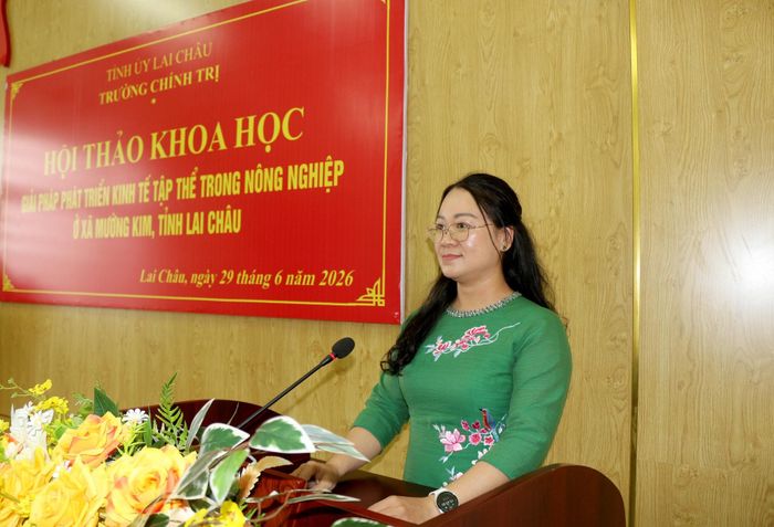 Đồng chí Nguyễn Thị Quý Hằng - Giảng viên khoa lý luận cơ sở (Trường Chính trị tỉnh) báo cáo tóm tắt đề tài tại hội thảo. 