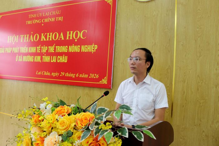 Đồng chí Đoàn Văn Đạt - Phó Bí thư Thường trực Đảng ủy xã Mường Kim phát biểu tham luận tại hội thảo.