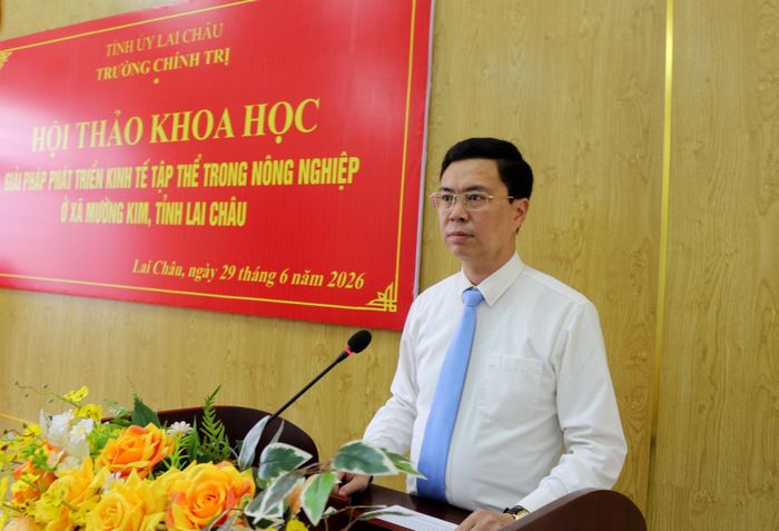 Đồng chí Tạ Ngọc Thủy - Phó Hiệu trưởng, Phó Chủ tịch Thường trực Hội đồng khoa học Trường Chính trị tỉnh phát biểu kết luận tại hội thảo. 