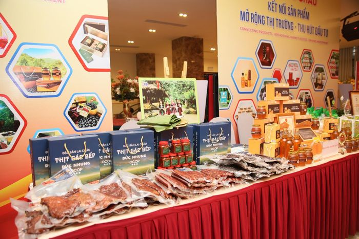 Sản phẩm OCOP đặc trưng của tỉnh Lai Châu được trưng bày, quảng bá tại Hội nghị Xúc tiến đầu tư tỉnh Lai Châu năm 2026. 