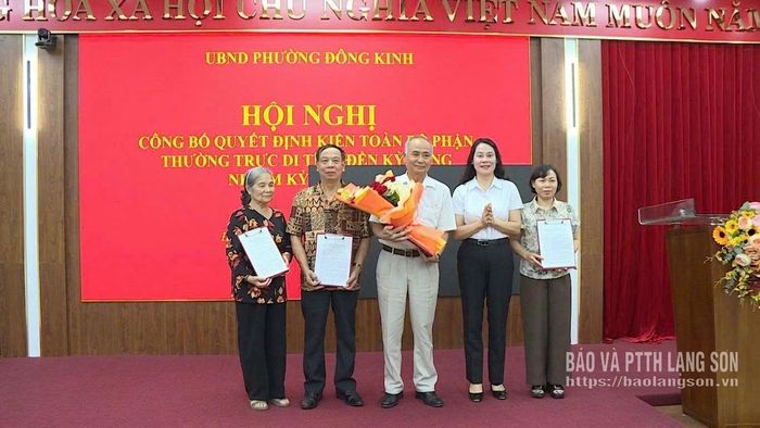 Lãnh đạo UBND phường Đông Kinh tặng hoa và trao quyết định cho các thành viên Bộ phận Thường trực di tích Đền Kỳ Cùng nhiệm kỳ 2025 - 2028