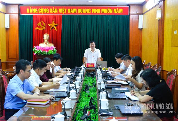 Lãnh đạo Ban Văn hóa - Xã hội HĐND tỉnh phát biểu kết luận cuộc họp
