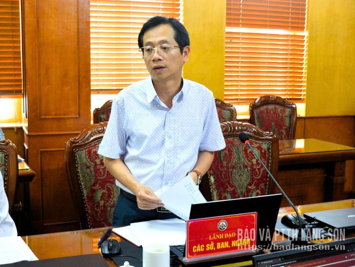 Lãnh đạo Sở Tài chính trình bày báo cáo của UBND tỉnh về tình hình và kết quả thực hiện nhiệm vụ, mục tiêu lĩnh vực văn hóa - xã hội 6 tháng đầu năm; nhiệm vụ, kế hoạch 6 tháng cuối năm 2026