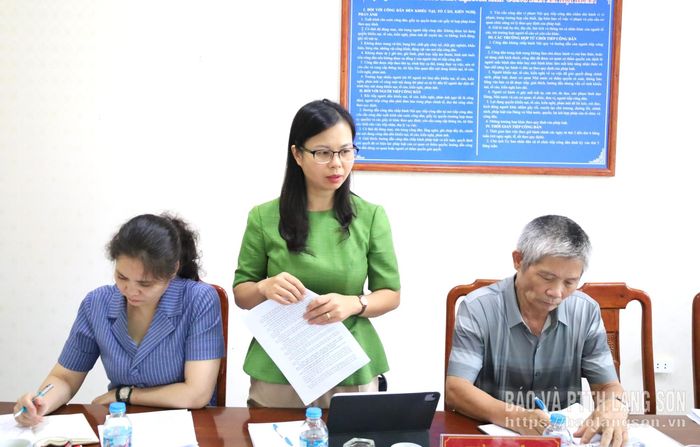 Thành viên Đoàn giám sát trao đổi những nội dung liên quan